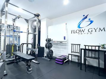 完全個室で、パワーラックがあります。 - FLOW GYM 神戸三宮の設備の写真