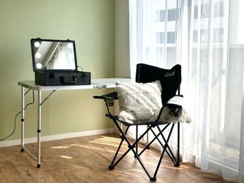 簡易テーブルと椅子、照明付きメイクボックスをセッティングしてメイクスペースとしてのご利用も可能です。 - YUSHIMA STUDIO 701 YUSHIMA STUDIO　|　自然光◎南向き撮影スタジオの室内の写真