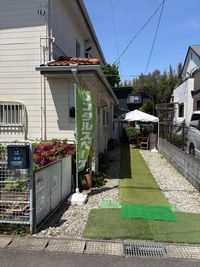 レンタルスペース緑の上りが目印道路からの入口、鍵収納用黒いLHBポスト、駐車スペース - アロハスぺ-スルーム １日１組限定最大８人隠れ家的な平屋一戸建アロハスぺ―スルーム♪の入口の写真