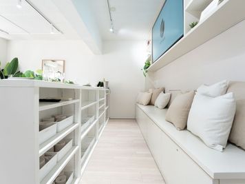 カウンターとテレビボードの間はゆったり70cmの隙間がございます。ゆったり足を延ばす事はもちろん、サブテーブルを置いて、食事も楽しんでいただけます。 - レンタルスペース305 RENTAL SPACE 305  名古屋駅の室内の写真