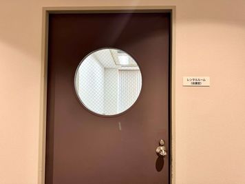 【スペース扉】 - TIME SHARING シテヌーブ北千住30A棟 会議室の入口の写真