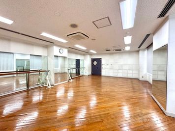 【ヨガ、ダンス、バレエレッスンなどでぜひご活用ください！】 - TIME SHARING シテヌーブ北千住30A棟 多目的室（ヨガ・ダンス）の室内の写真