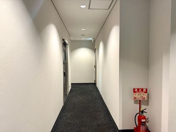 【共用部３（突き当りを右に曲がると多目的室があります。）】 - TIME SHARING シテヌーブ北千住30A棟 多目的室（ヨガ・ダンス）のその他の写真