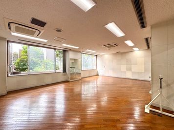 【約64㎡の広さがあるので、複数人で利用しても余裕があります】 - TIME SHARING シテヌーブ北千住30A棟 多目的室（ヨガ・ダンス）の室内の写真