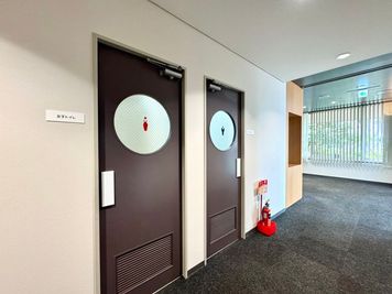 【お手洗いは1階共用部にございます。】 - TIME SHARING シテヌーブ北千住30A棟 多目的室（ヨガ・ダンス）のその他の写真