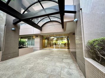 【ビル入口】 - TIME SHARING シテヌーブ北千住30A棟 会議室の外観の写真