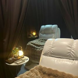２名様ペアでも使用できます♪ - 【中崎町徒歩3分】レンタルサロンhope ソファークッション椅子付きリラクゼーションスペースの室内の写真
