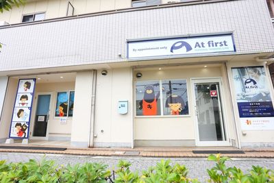 入り口は左のドアからお入りください。誰ともすれ違いません。 - パーソナルジムアットファースト 完全個室のレンタルジムの入口の写真