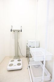 更衣室です。体組成も測れます。 - パーソナルジムアットファースト 完全個室のレンタルジムの設備の写真