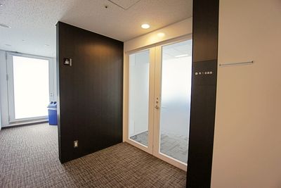 名古屋会議室 プライムセントラルタワー名古屋駅前店 第1会議室の入口の写真