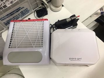 備品(マシン・集塵機・ライト)
※スマホの充電器も設置 - レンタルサロン VOXJAPAN STUDIO 【個室】レンタルサロン VOXJAPAN STUDIOのその他の写真