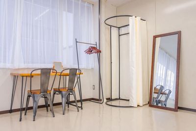 メイクテーブル、簡易フィッティングルーム、全身鏡ございます。 - 太宗第2ビル　201号室 Studio Kou(スタジオ　コウ)　白ホリ撮影スタジオの室内の写真