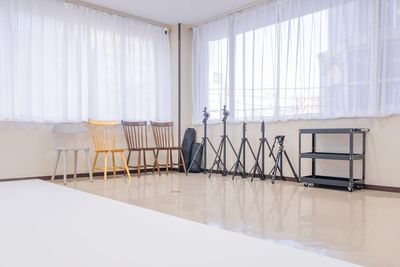 椅子、ライトスタンド、三脚など、ご自由に使用いただけます。 - 太宗第2ビル　201号室 Studio Kou(スタジオ　コウ)　白ホリ撮影スタジオの室内の写真