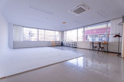 日中は大きな窓から十分な光が入ります。 - 太宗第2ビル　201号室 Studio Kou(スタジオ　コウ)　白ホリ撮影スタジオの室内の写真