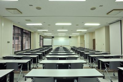 140㎡のA研修・会議室、スクール形式で最大定員116名様、ロの字で54名様収容可能。 - リフレフォーラム