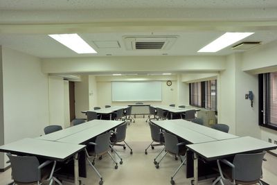 64㎡のB研修・会議室、スクール形式で最大42名様、ロの字で30名様収容可能。 - リフレフォーラム