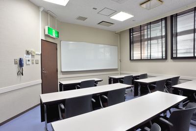 27㎡のC研修・会議室、スクール形式で最大17名様、ロの字で16名様収容可能 - リフレフォーラム
