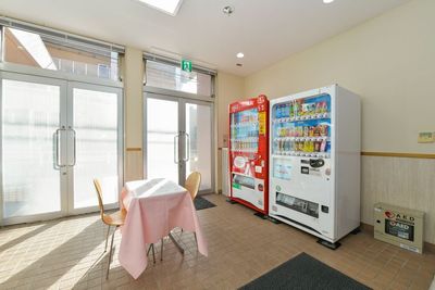 １F自販機コーナー - リフレフォーラム C研修会議室の室内の写真
