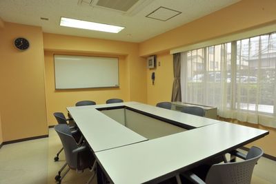 19㎡のD研修・会議室、スクール形式では9名様、ロの字では10名様収容可能。 D1、D2、D3と3室を用意 - リフレフォーラム