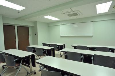 32.2㎡のE研修・会議室、スクール形式、ロの字で18名様収容可能。 小規模な研修やミーティングに便利です。 - リフレフォーラム