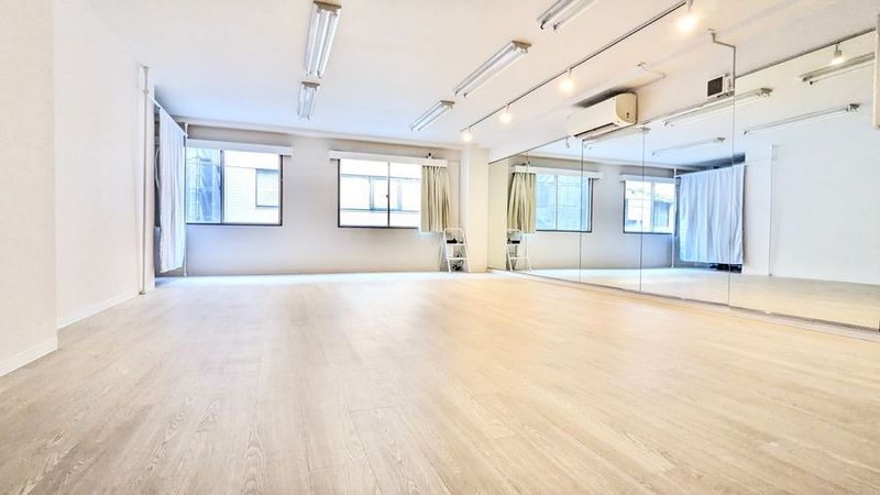【6〜8名で踊れる広さ】ダンスや演劇など動きの大きい用途でご利用されるお客様では、6名〜8名程度でご利用される方が多いです。 - SOLARI Rental Studio 日本橋 【ダンス専用ページ】SOLARI レンタルスタジオ 日本橋の室内の写真