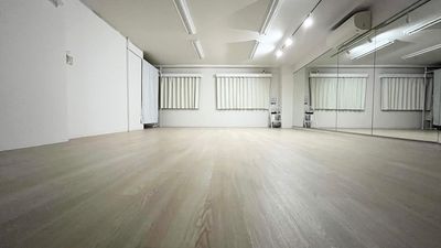 カーテンを閉め切ってスポットライト点灯した状態のお写真です。
スポットライトは明るさと色味の調節ができるので、シーンに応じて多様な雰囲気を演出可能です。 - SOLARI Rental Studio 日本橋 【ダンス専用ページ】SOLARI レンタルスタジオ 日本橋の室内の写真