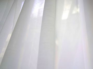 透け感がありながら、しっかり遮像効果のあるレースカーテンを設置しています。
陽の光を取り入れつつ、防犯面で気になる方も安心してお使いいただけます。 - SOLARI Rental Studio 日本橋 【ダンス専用ページ】SOLARI レンタルスタジオ 日本橋の設備の写真