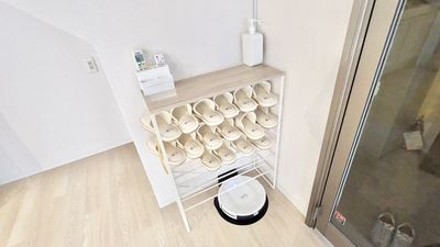 入り口横にシューズラックを設置しています。消毒液、スリッパはご自由にお使いください。 - SOLARI Rental Studio 日本橋 【ダンス専用ページ】SOLARI レンタルスタジオ 日本橋の設備の写真