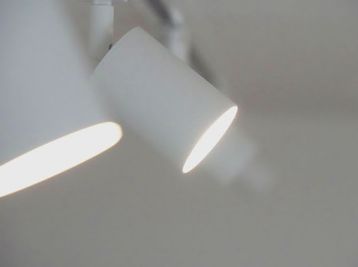 調光・調色機能付きのスポットライトです。シーンに応じて自由自在に調整可能です。
照明はこの他、蛍光灯も設置しています。 - SOLARI Rental Studio 日本橋 【ダンス専用ページ】SOLARI レンタルスタジオ 日本橋の設備の写真