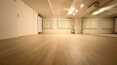 カーテンを閉め切ってスポットライト点灯した状態のお写真です。
スポットライトは明るさと色味の調節ができるので、シーンに応じて多様な雰囲気を演出可能です。 - SOLARI Rental Studio 日本橋 【ダンス専用ページ】SOLARI レンタルスタジオ 日本橋の室内の写真
