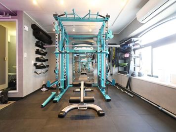 ・ターコイズブルーの可愛いマルチラック - WHITEGYM大宮店の室内の写真