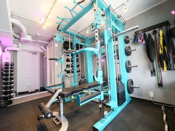 ・ターコイズブルーの可愛いマルチラック
・グレーと白の内装で女性の方におすすめ - WHITEGYM大宮店の室内の写真