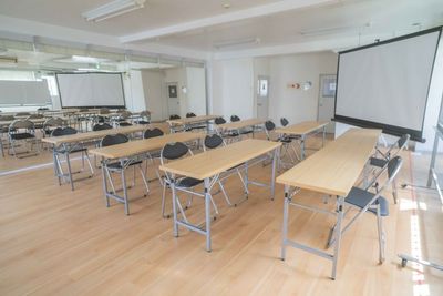 背面壁は全身鏡です - 騎射場駅から徒歩3分！えりかビル 広い貸会議室　騎射場・鴨池(周辺に多数コインパーキングあり)の室内の写真