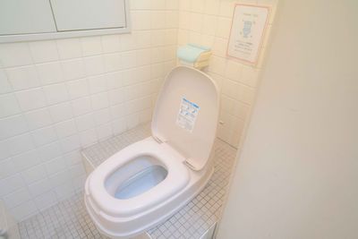 洋式トイレです - 騎射場駅から徒歩3分！えりかビル 広い貸会議室　騎射場・鴨池(周辺に多数コインパーキングあり)の設備の写真
