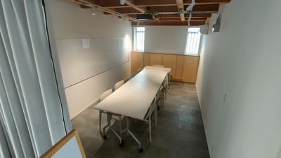 プロジェクター、ホワイトボードが完備されたセミナールーム - HIBARI NESTの室内の写真