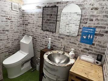 トイレ完備 - BUZZピンポン 清水店 1時間100円キャンペーン！ BUZZピンポン清水店 コート5の室内の写真