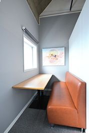 いいオフィス釧路 by Sunset Office Sunset Offise コワーキングスペースの室内の写真
