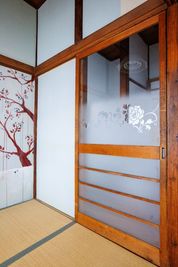 2階入口のガラス戸です - かわせみ写真館の室内の写真