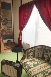 奥には床の間があります - かわせみ写真館の室内の写真