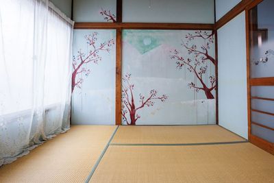 2階の和洋折衷の部屋の反対側の壁です
床は畳です - かわせみ写真館の室内の写真