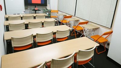 セミナー形式のレイアウトも可能です。（着席できるのは最大15名） - ブルースペース西新宿403 レンタルスペース・ネイルサロン・カラー診断等の室内の写真