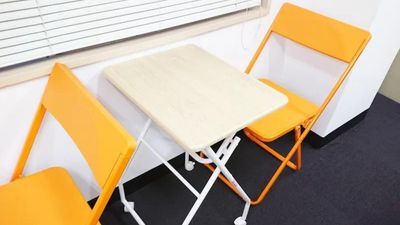 可動式のテーブルが3個あります。折りたたみ椅子を組み合わせて利用も可能です。 - ブルースペース西新宿403 レンタルスペース・ネイルサロン・カラー診断等の室内の写真