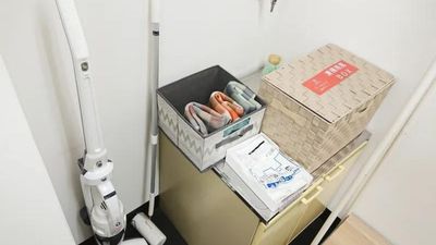 ひざ掛けやクッションのほか、清掃用品、ゴミ袋などはご自由にご利用ください。 - ブルースペース西新宿403 レンタルスペース・ネイルサロン・カラー診断等の室内の写真