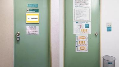 ドアにキーボックスが設置してありますので、予約時にお知らせする番号で入室してください。 - ブルースペース西新宿403 レンタルスペース・ネイルサロン・カラー診断等の入口の写真