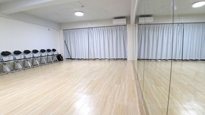 約38㎡の広々としたスタジオ
幅6.3m×高さ1.8mの鏡完備 - レンタルスタジオEloa　天王寺店 ヨガ・ピラティス用スタジオEloa 天王寺店の室内の写真