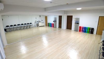 約38㎡の広々としたスタジオ
幅6.3m×高さ1.8mの鏡完備 - レンタルスタジオEloa　天王寺店 ヨガ・ピラティス用スタジオEloa 天王寺店の室内の写真