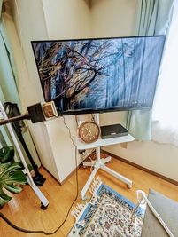 ＨＤＭＩでパソコン画面を映し出せます。テレビリモコンの切り替え1でご利用できます - 関内伊勢佐木会議室 リビングStyleのお部屋の設備の写真