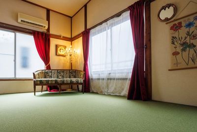 昼間は自然光が入ります - かわせみ写真館の室内の写真