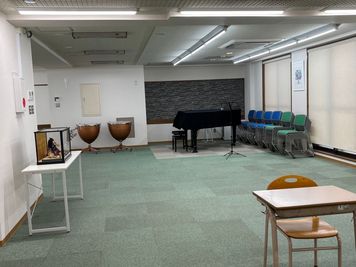 ヤマハC-3グランドピアノを設置、ミニコンサートにも対応。隣接してカフェスペースを併設、幅広い用途にお使いいただけます。 - TSD音楽練習室　Freunde