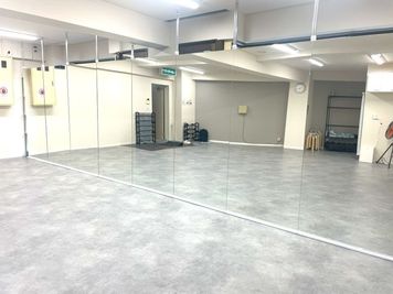ワイド７．２ｍのミラーなので横並びでご利用いただけます。 - ＯＰセール中！６８平米大型ダンススタジオ「Ｄ－ＰＡＲＫＳ南浦和」 レンタルスタジオ『D-PARKS南浦和』の室内の写真